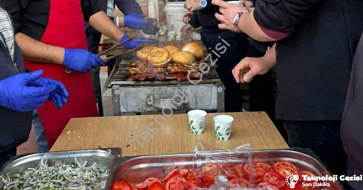 "Şuhut Anadolu Lisesi’nden Gazze için hayır çarşısı" başlıklı haber için fotorealistik, profesyonel