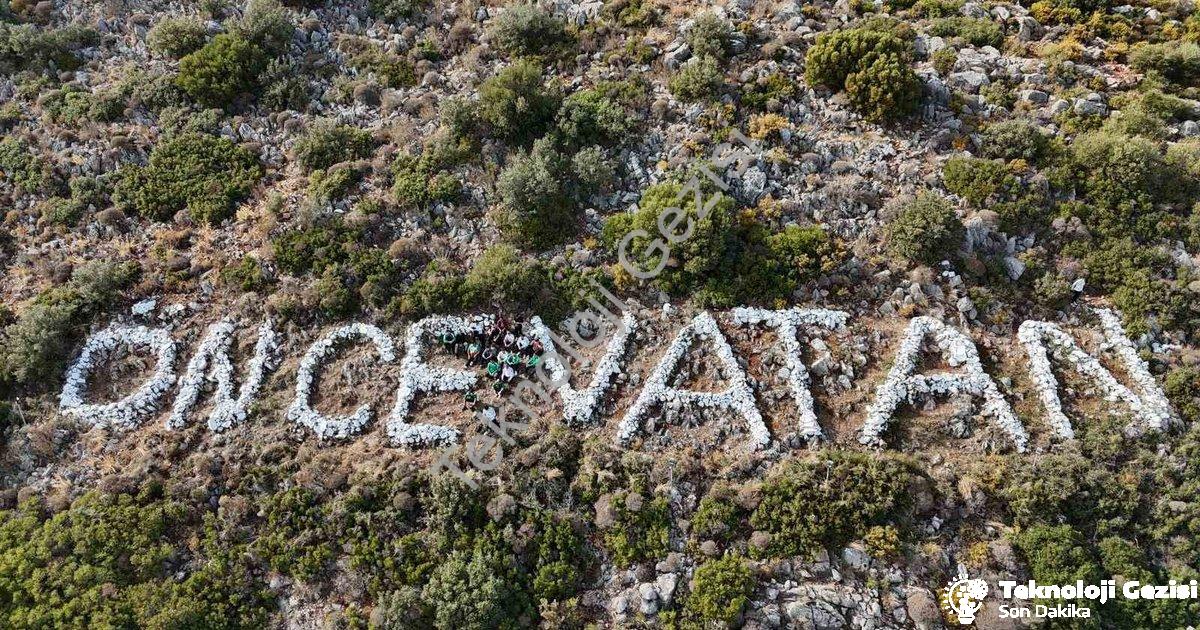 "Datça'da Gençlerden Anlamlı Hareket: Önce Vatan Yazısı Yenilendi" başlıklı haber için fotorealistik
