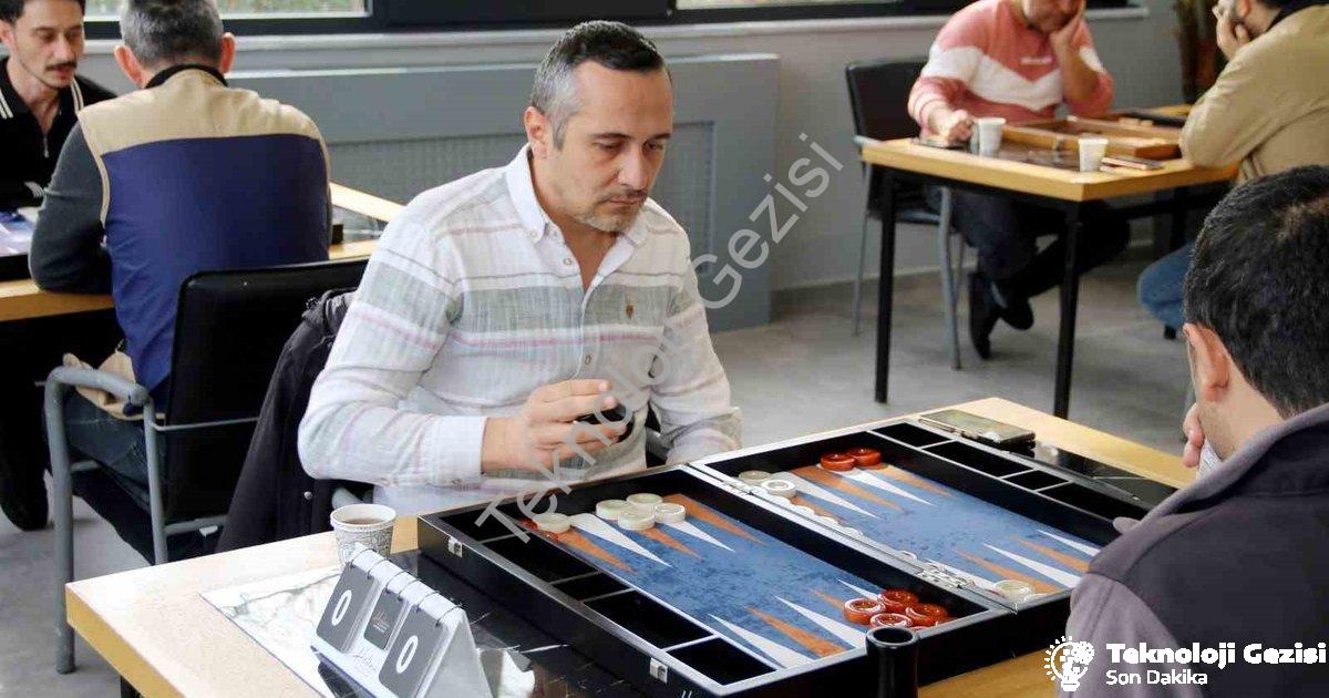 "Kütahya OSB 4. Tavla Turnuvası Şampiyonu Belli Oldu" başlıklı haber için fotorealistik, profesyonel