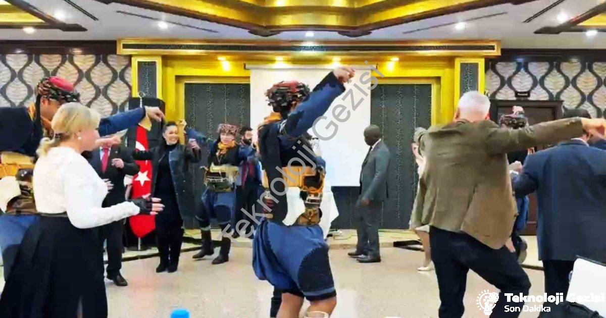 "İzmir Sağlık Turizmi Zirvesinde Büyükelçiler Zeybek Rüzgarı Estirdi" başlıklı haber için fotorealis