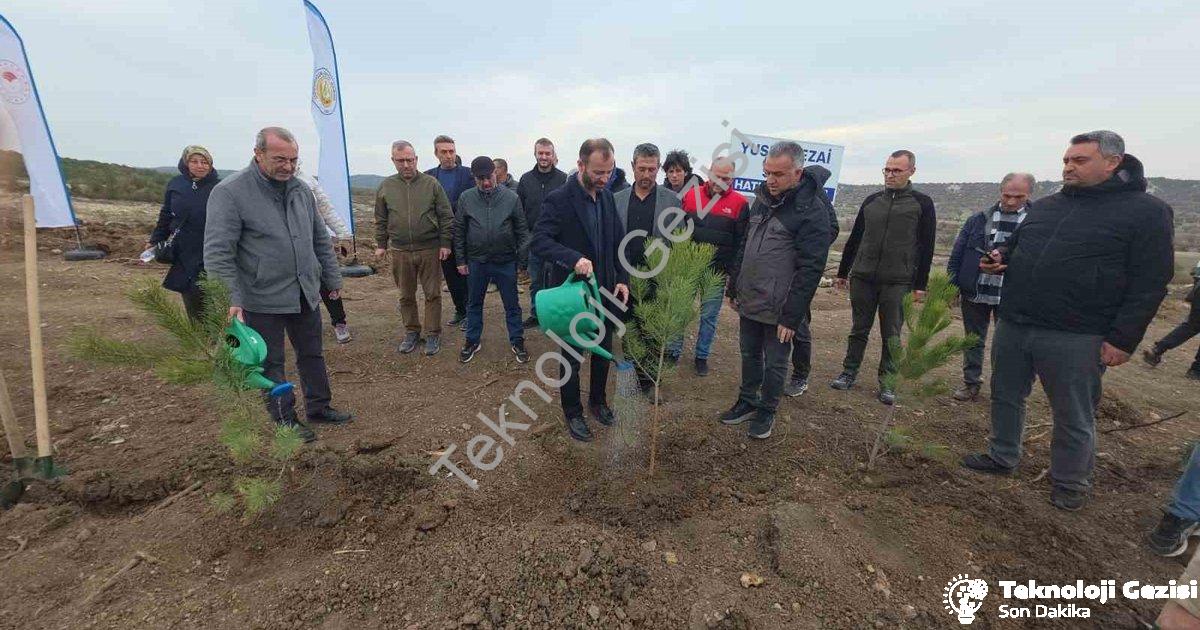 "Yusuf Sezai Sevil Anısına Kütahya'da 400 Fidan Toprakla Buluştu" başlıklı haber için fotorealistik,