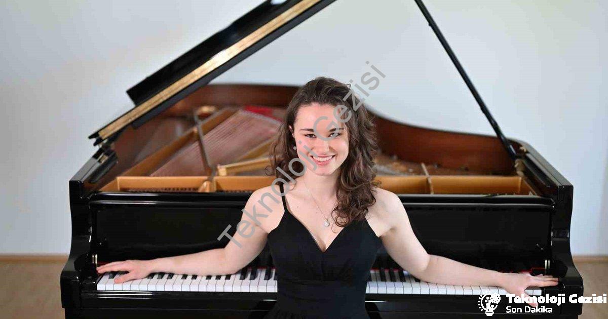 "Genç Piyanist Nehir Özzengin Forbes'un Yıldızları Arasında" başlıklı haber için fotorealistik, prof