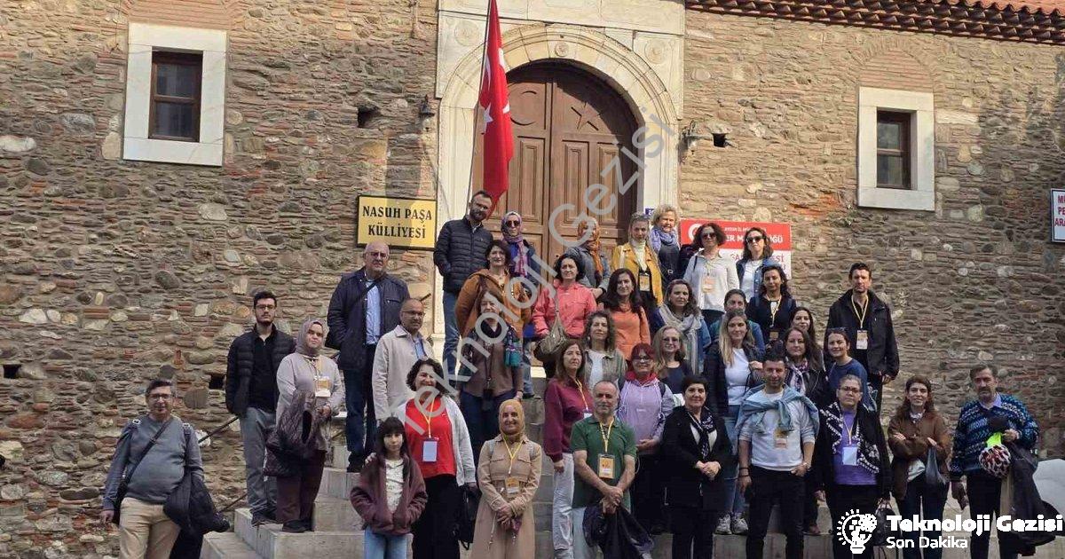 "Aydın'ın Bin Yıllık Sırları Öğretmenlerle Keşfedildi" başlıklı haber için fotorealistik, profesyone