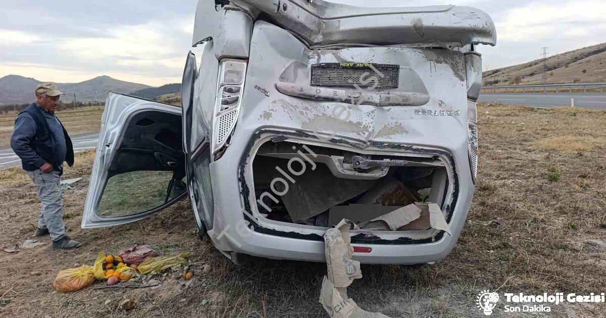 "Afyonkarahisar'da Feci Kaza: Araç Takla Attı, 7 Kişi Yaralandı" başlıklı haber için fotorealistik,