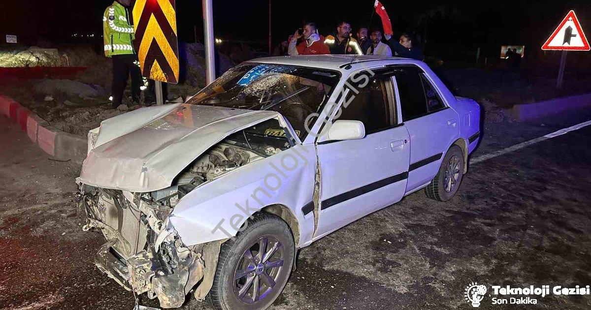 "Uşak'ta Kavşak Dehşeti: 1'i Bebek 10 Kişi Yaralandı" başlıklı haber için fotorealistik, profesyonel