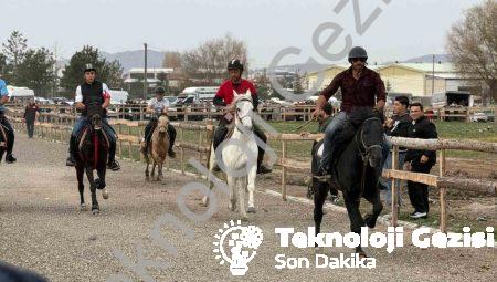 Tavşanlı’da Atların Dansı: Rahvan Yarışları Nefes Kesti