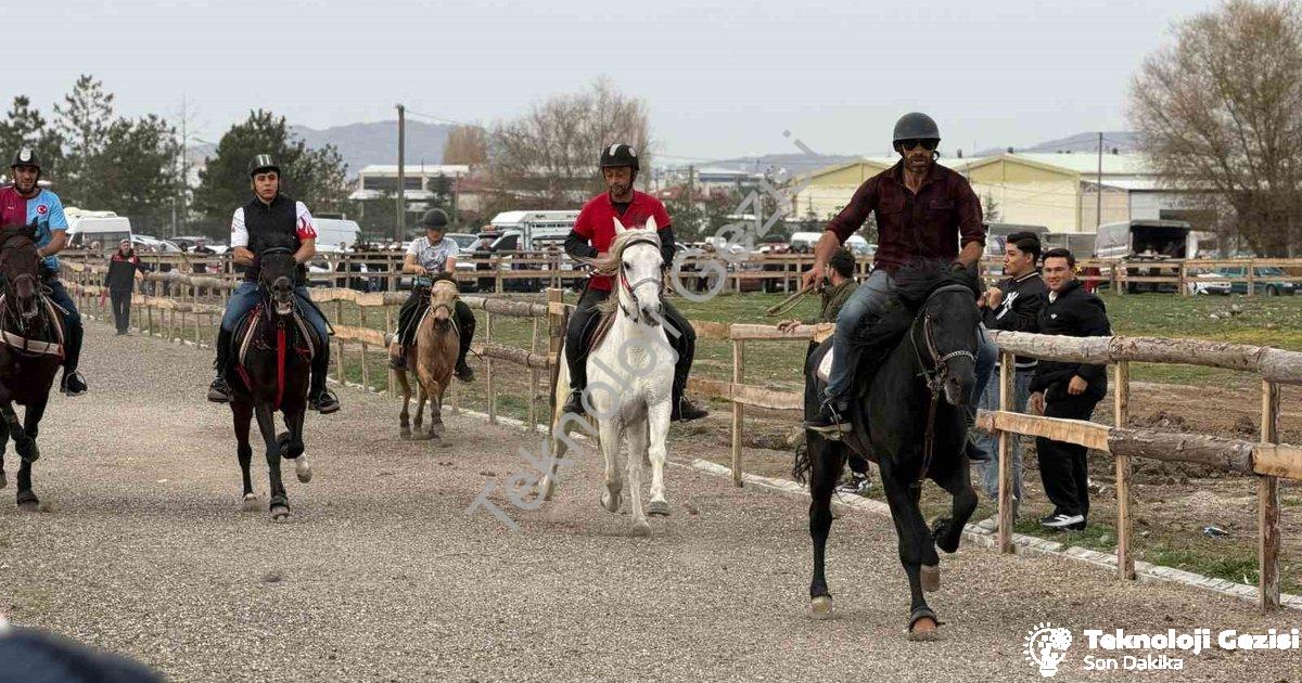"Tavşanlı'da Atların Dansı: Rahvan Yarışları Nefes Kesti" başlıklı haber için fotorealistik, profesy