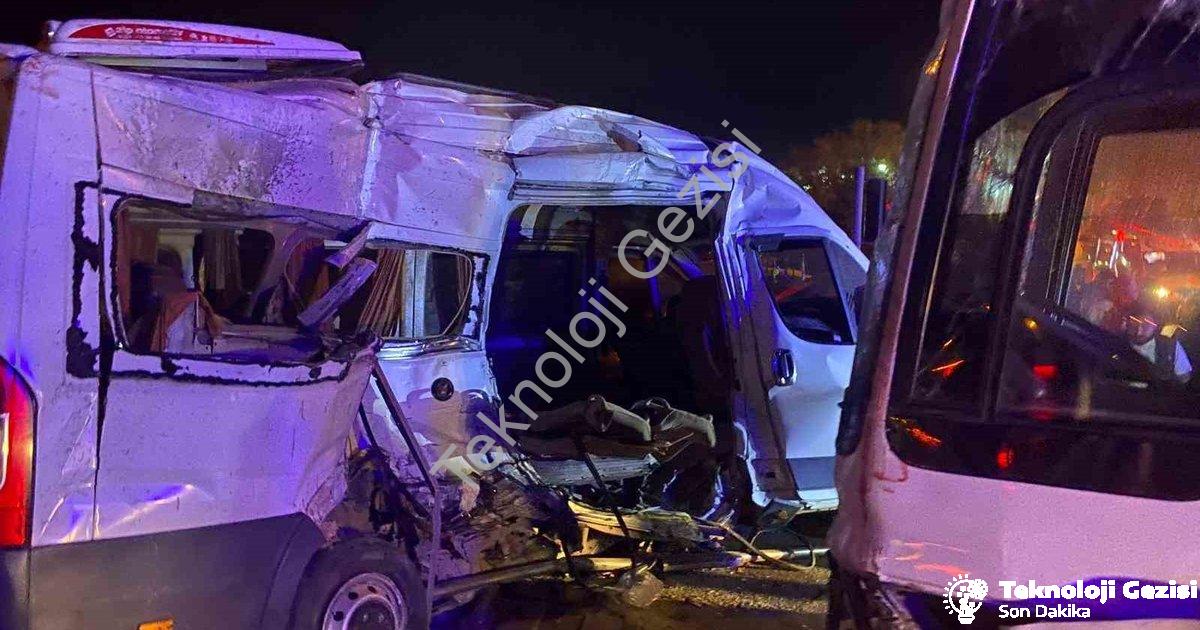"İzmir Kemalpaşa'da Feci Kaza: İki İşçi Servisi Çarpıştı, 15 Yaralı" başlıklı haber için fotorealist