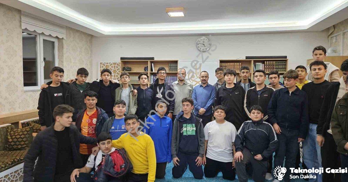 "Emirdağ Fen Lisesi Öğrencileri Gençlik Merkezinde Moral Depoladı" başlıklı haber için fotorealistik