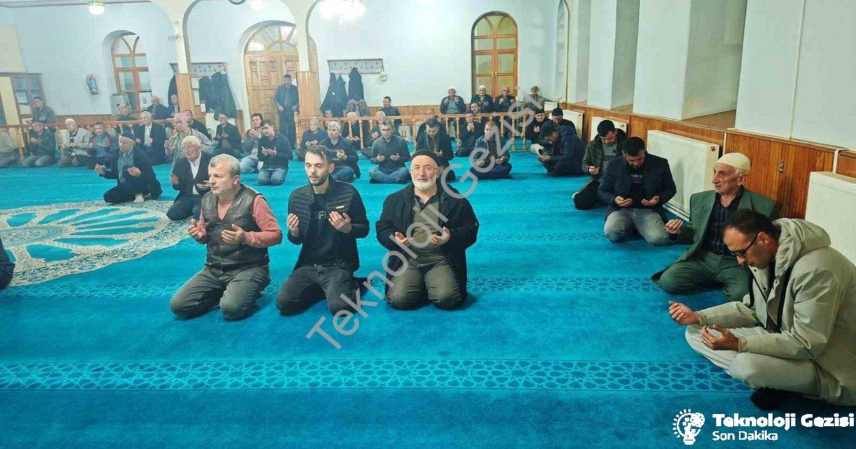 "Hisarcık'ta Anlamlı Anma: Şehit Öğretmenler Dualarla Yâd Edildi" başlıklı haber için fotorealistik,