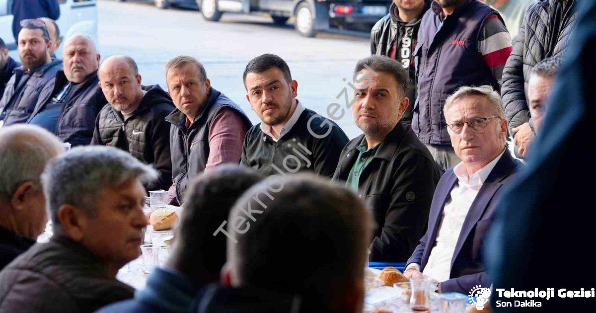 "Murat Baybatur Esnafın Sorunlarını Dinlemek İçin Sahada" başlıklı haber için fotorealistik, profesy