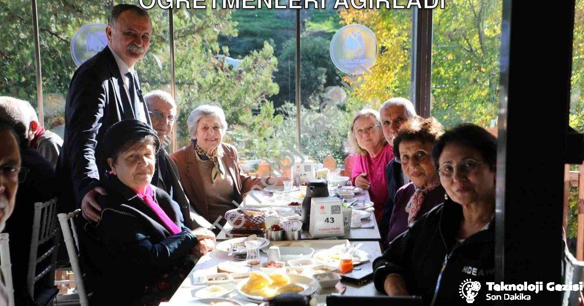"Belediye Başkanı Balaban Emekli Öğretmenleri Ağırladı" başlıklı haber için fotorealistik, profesyon