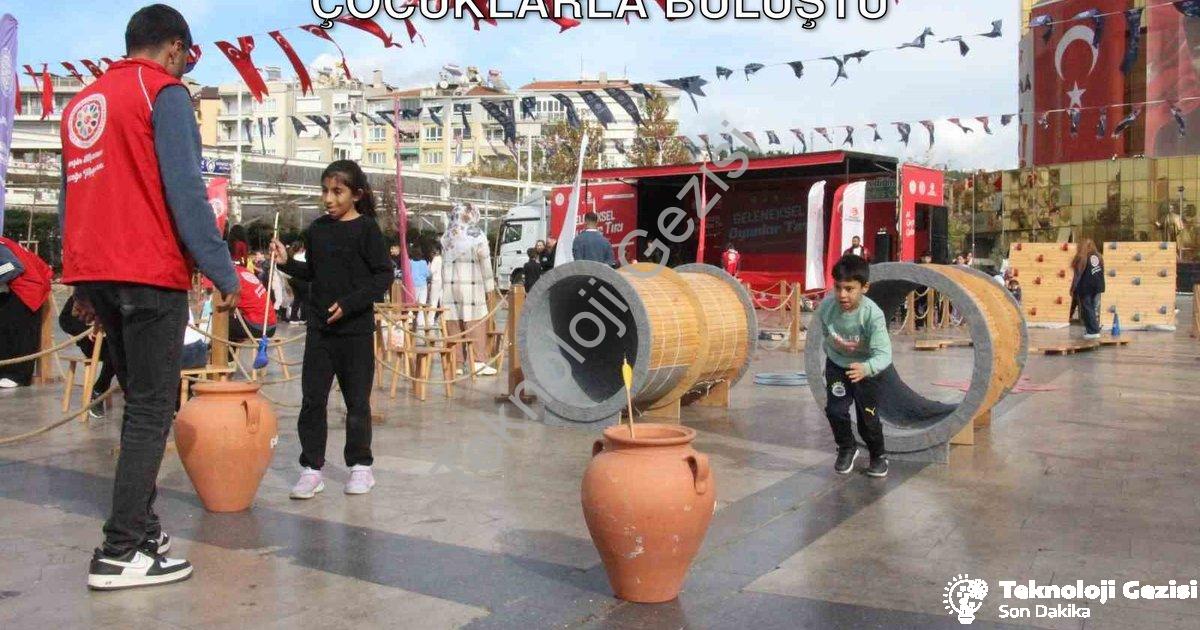 "Geleneksel Oyunlar Tırı Aydın’da Çocuklarla Buluştu" başlıklı haber için fotorealistik, profesyonel