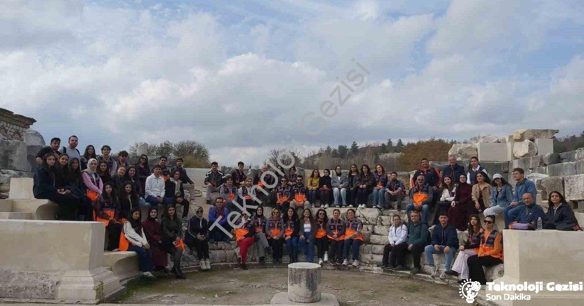 "AFAD gönüllüleri Stratonikeia’da tarihle buluştu" başlıklı haber için fotorealistik, profesyonel bi