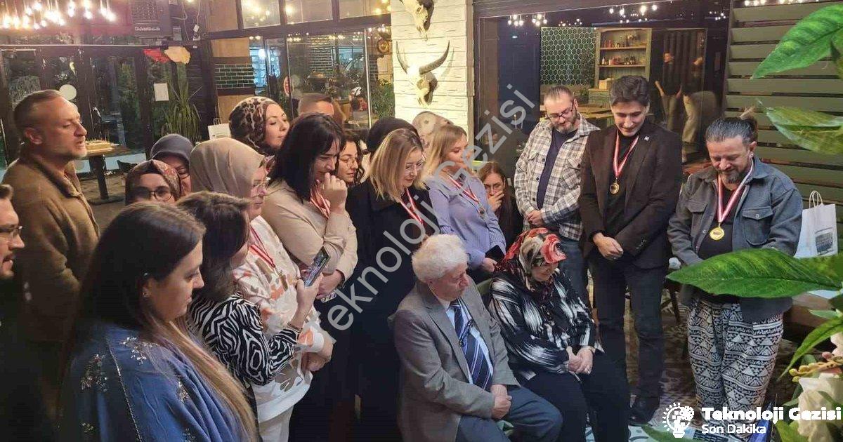 "Eski Öğrencilerinden Emekli Öğretmene Unutulmaz Sürpriz" başlıklı haber için fotorealistik, profesy