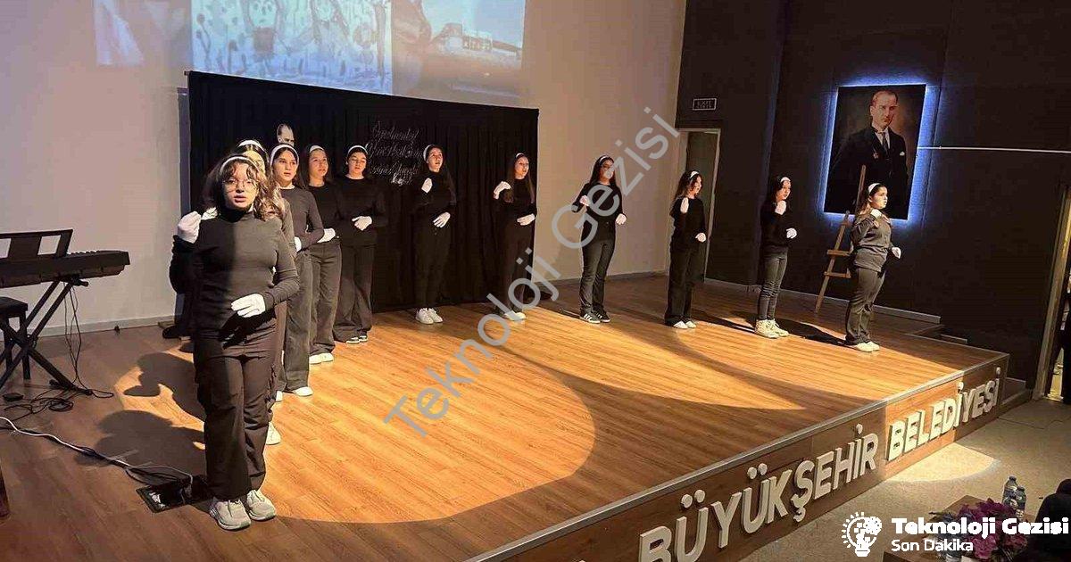 "Sarıgöl’de 24 Kasım Öğretmenler Günü’ne coşkulu kutlama" başlıklı haber için fotorealistik, profesy