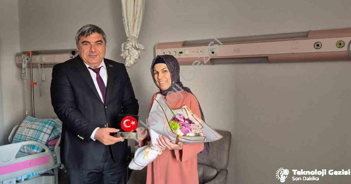 "Hastanede Tedavi Gören Öğretmene Duygulandıran 24 Kasım Ziyareti" başlıklı haber için fotorealistik