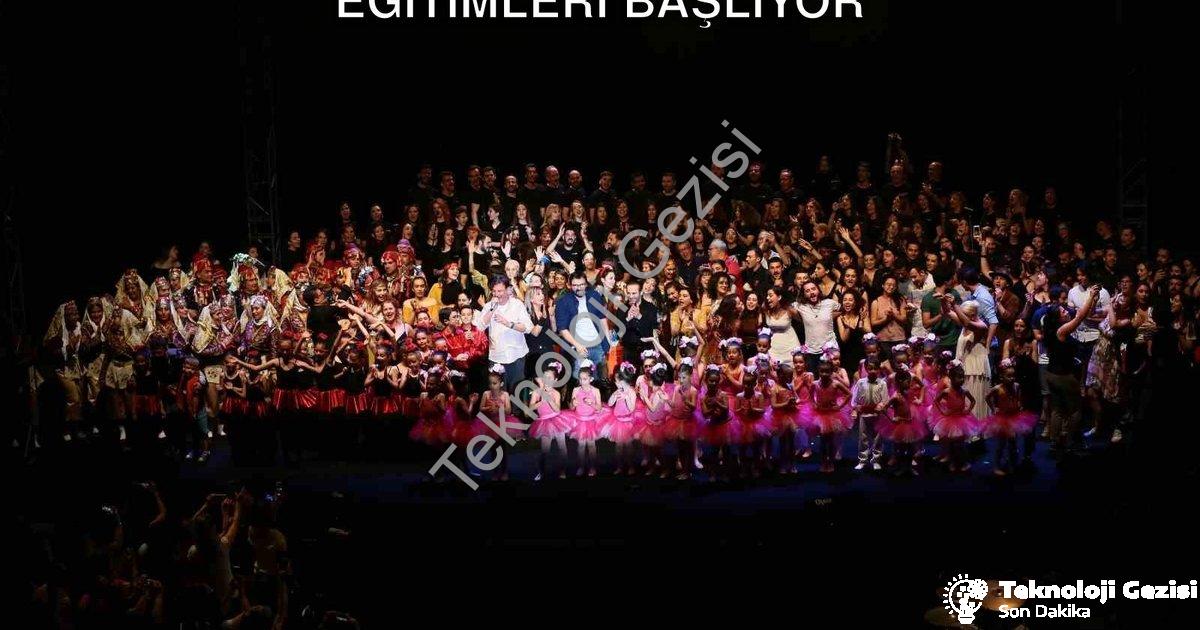 "Folkart Academy 2025-2026 Sezonu Tiyatro Eğitimleri Başlıyor" başlıklı haber için fotorealistik, pr