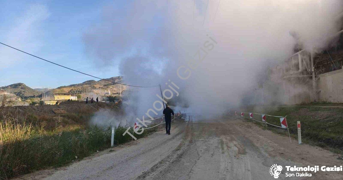 "Aydın Germencik'te Jeotermal Hattı Patlaması: Yol Trafiğe Kapandı" başlıklı haber için fotorealisti