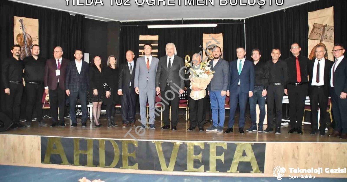 "Söke'de Eğitim Çınarlarına Vefa: 102. Yılda 102 Öğretmen Buluştu" başlıklı haber için fotorealistik
