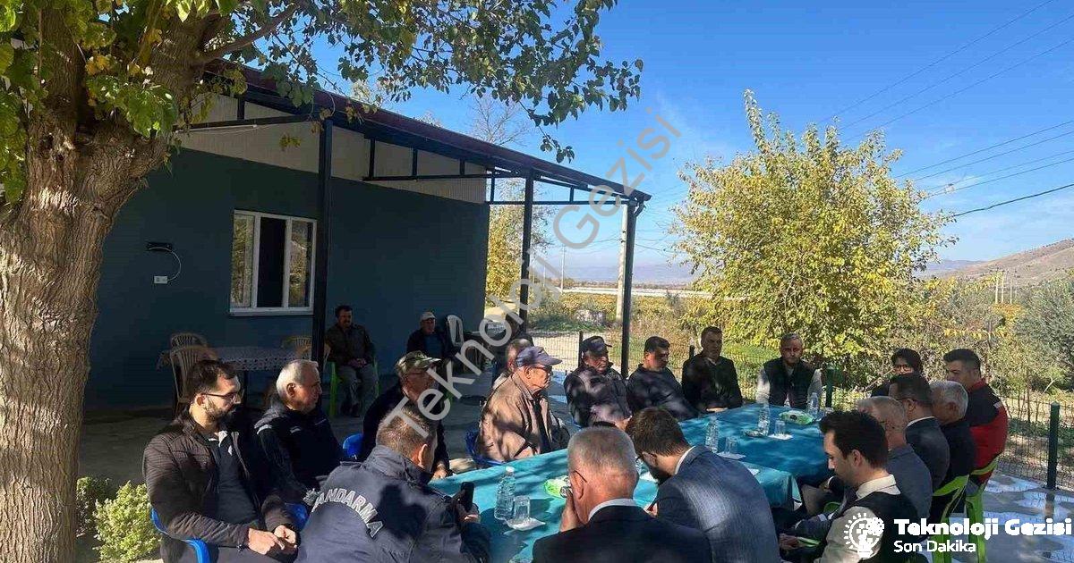 "Sarıgöl Kaymakamı Halil Dalak Sığırtmaçlı'da Vatandaşla Buluştu" başlıklı haber için fotorealistik,