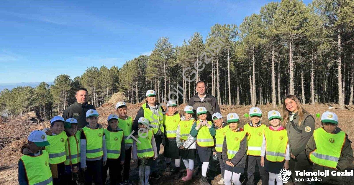 "Çine'de Öğrencilere Orman Bilinci ve Fidan Dikim Etkinliği" başlıklı haber için fotorealistik, prof