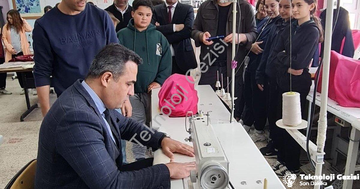 "Sarıgöl Kaymakamı Halil Dalak Öğrencilerle Üretime Katıldı: Dikiş Dikti, Çapa Yaptı" başlıklı haber