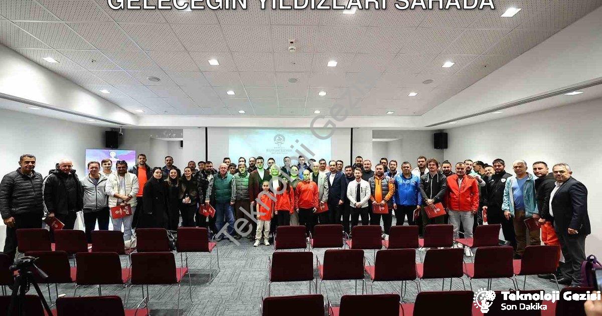 "Levend Sarıoğlu U-10 Futbol Ligi ile Geleceğin Yıldızları Sahada" başlıklı haber için fotorealistik