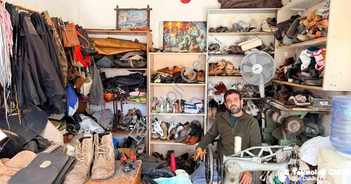 "Datça’nın Tek Ayakkabı Ustası Rıdvan Arslan ve Mesleki Kaygıları" başlıklı haber için fotorealistik