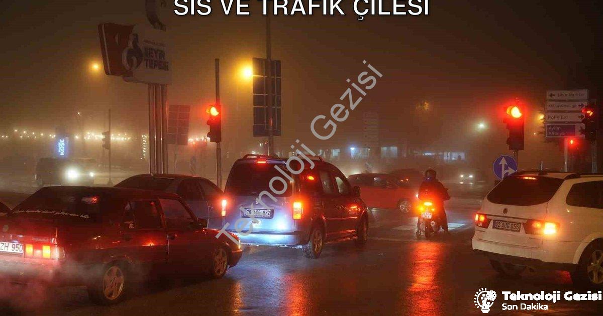 "Denizli'de Görüş Mesafesi Kayboldu: Yoğun Sis ve Trafik Çilesi" başlıklı haber için fotorealistik,