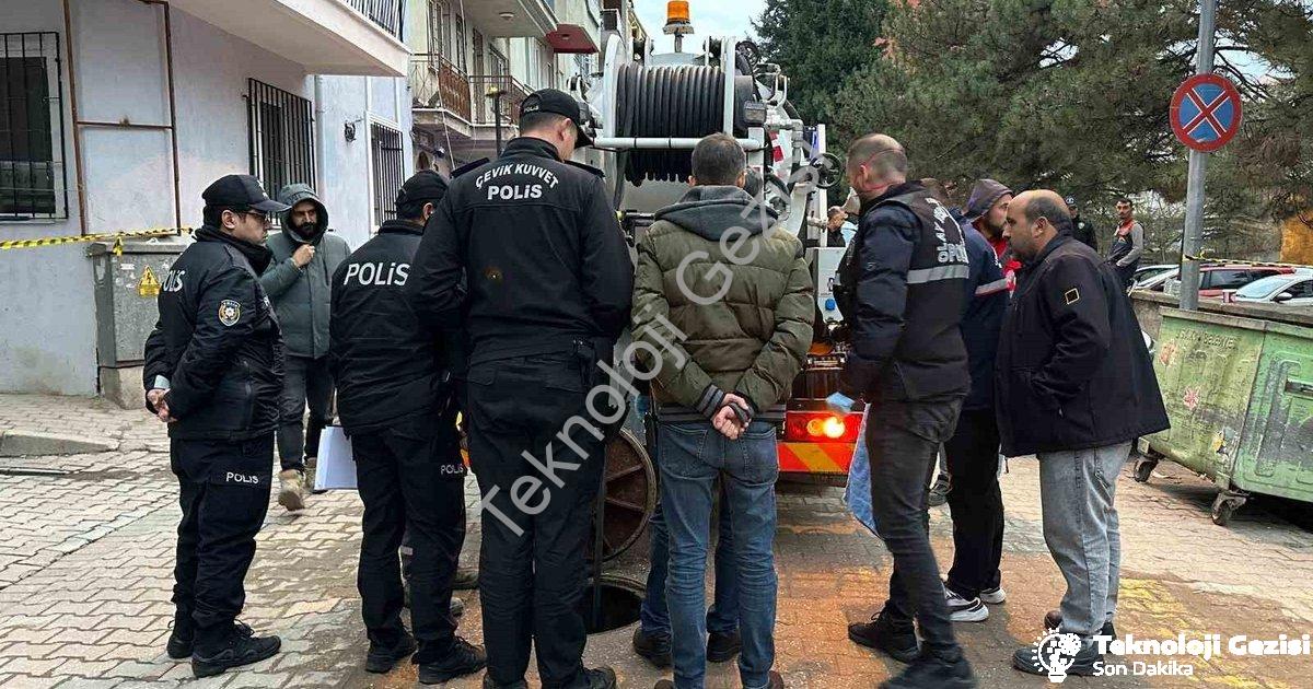 "Uşak'ta Kan Donduran Olay: Kanalizasyon Hattında Cenin Bulundu" başlıklı haber için fotorealistik,