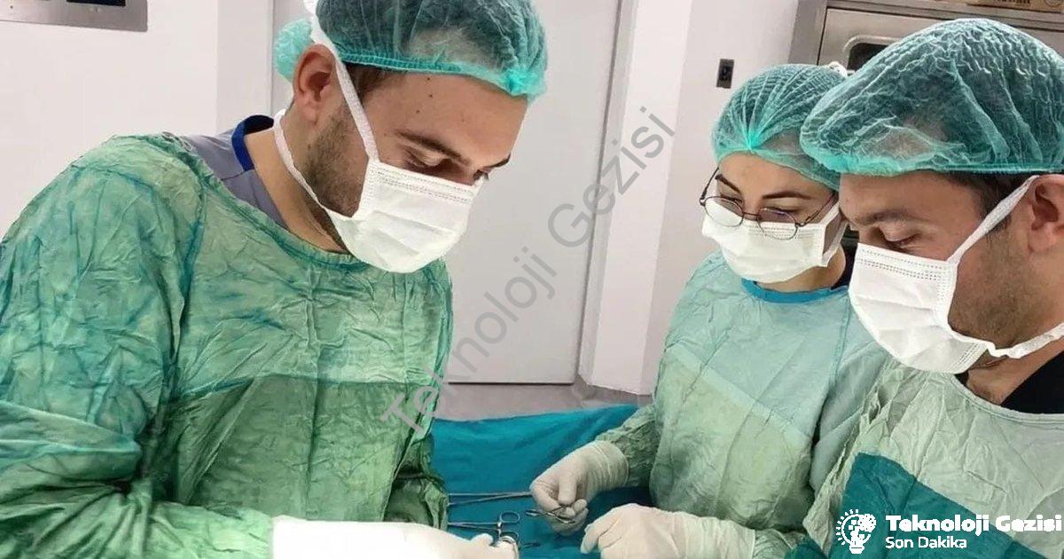 "Şuhut Devlet Hastanesi'nde Cerrahi Başarı: Yama Yöntemiyle Fıtık Ameliyatı" başlıklı haber için fot